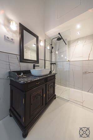 Design Double or Twin Room, Non Smoking | Bilik Mandi | Tab mandi dan pancuran berasingan, hulu semburan mandi hujan 