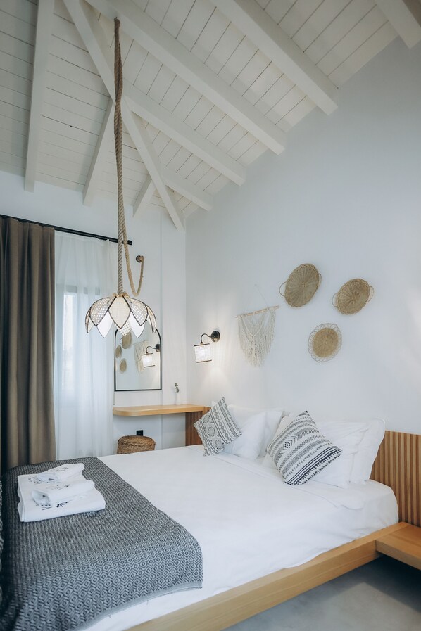 Quarto luxo, 1 quarto, para não fumantes, suíte | Roupas de cama de algodão egípcio, roupas de cama premium, frigobar