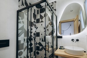 Shower, hydromassage showerhead, hair dryer, slippers - Kotraba Butik Hotel (Cesme)