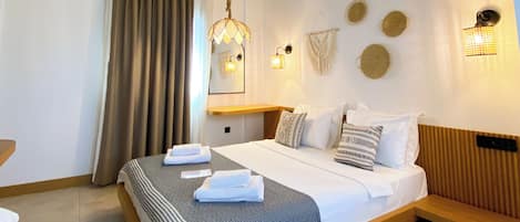 Habitación triple Deluxe | Sábanas de algodón egipcio, ropa de cama de alta calidad y minibar