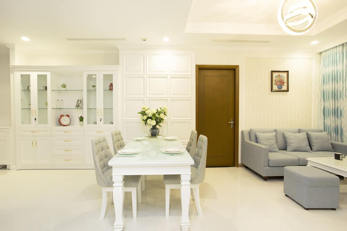 Departamento Premium, 3 habitaciones, vista a la ciudad, en esquina | Área de sala de estar | Televisión LCD, Netflix, películas con cargo y servicios de streaming