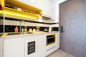 Studio Basic - 1 queensize-sÀng - utsikt mot staden | Unika möbler, skrivbord, arbetsyta för laptop och ljudisolering