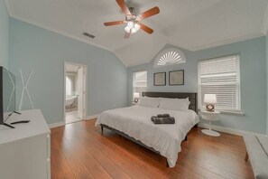 5 habitaciones, escritorio, tabla de planchar con plancha y wifi