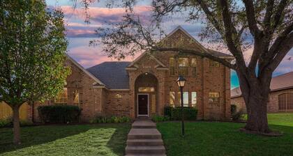 The Prestige Poolside Escape - 5BR w/Cinema & Gaming