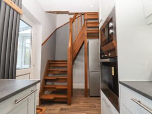 Refrigerador, lavavajillas, tetera eléctrica y tostadora 