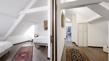 18 dormitorios, escritorio, tabla de planchar con plancha