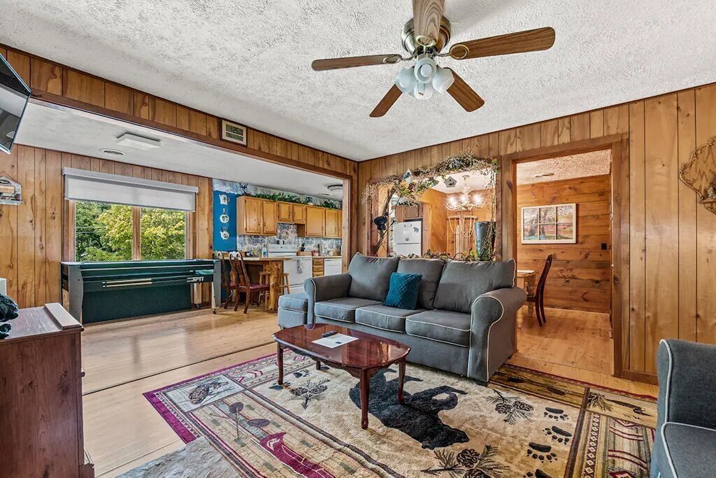 Classic 2BD Cottage w/ Acres of Land! MINS 2 Town!