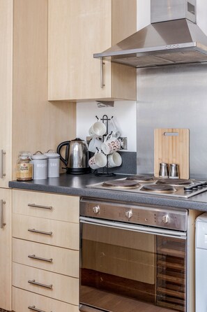 Departamento, baño en la habitación, vista a la ciudad (CH1) | Cocina privada