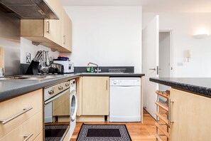 Departamento, baño en la habitación, vista a la ciudad (CH1) | Cocina compartida