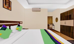 Standard Room | Desk, iron/ironing board - Hotel Royal Splendid (Bengaluru)