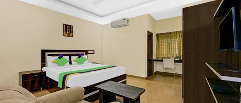 Chambre Standard | Bureau, fer et planche à repasser