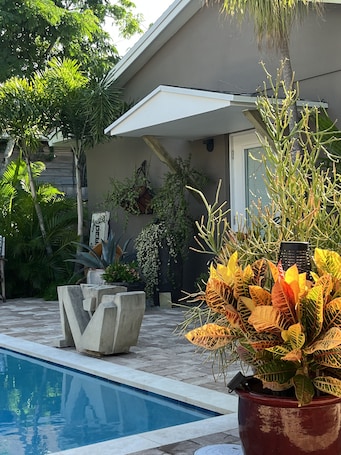 Utendørsbasseng. Chill on the patio overlooking the pool & lush gardens with privacy!