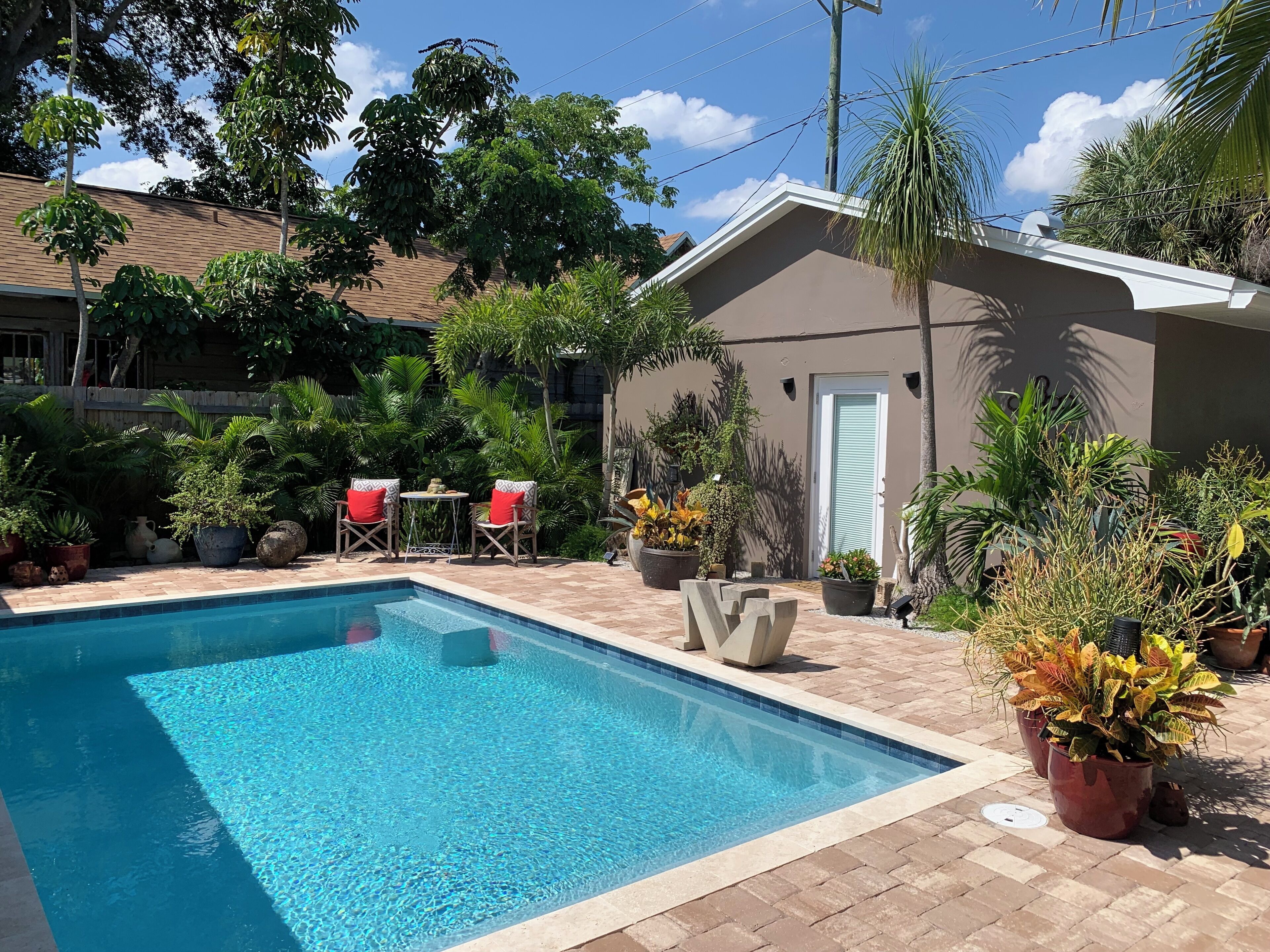 Una piscina al aire libre