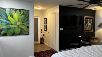 1 slaapkamer, een strijkplank/strijkijzer, gratis wifi, beddengoed