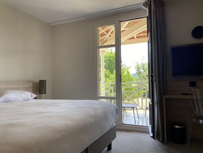 Premium-Doppelzimmer, Terrasse | Zimmersafe, Schreibtisch, Verdunkelungsvorhänge, Bügeleisen/Bügelbrett