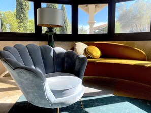 Lobby sitting area - Domaine de la Reynaude (Aurons)