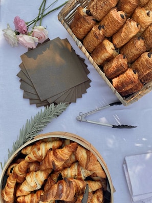 Petit déjeuner buffet servi tous les jours en supplément