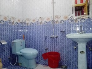 Standard Double Room | Bathroom