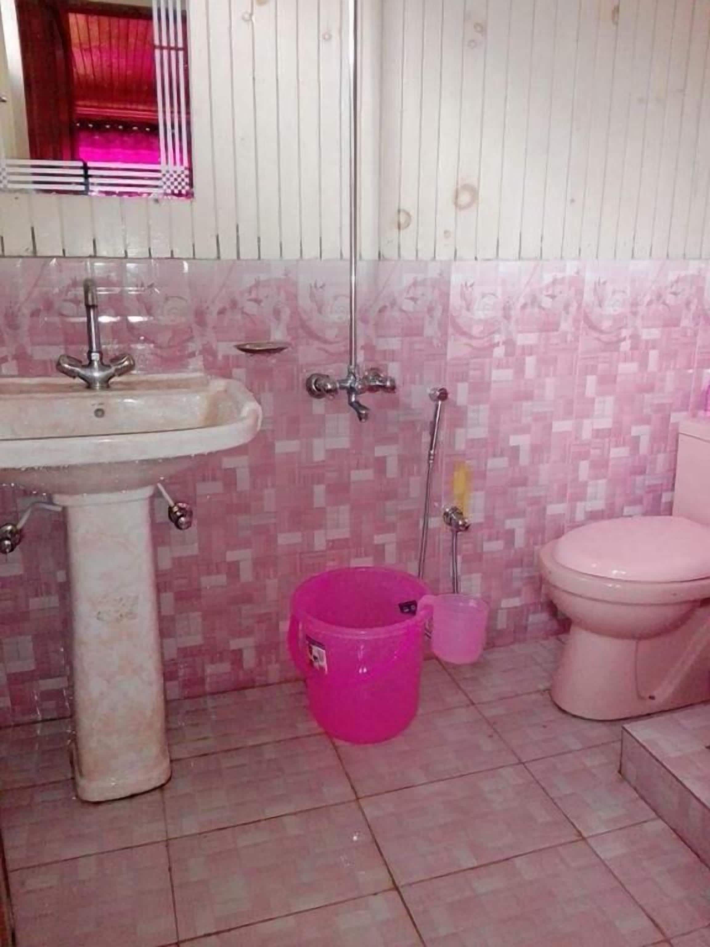 Standard Double Room | Bathroom | Bathtub, towels