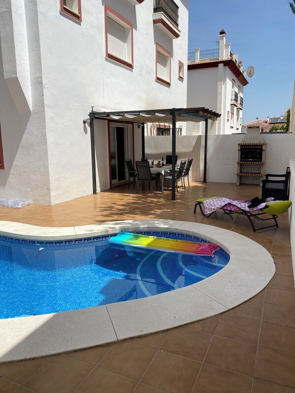 Una piscina al aire libre