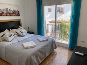 3 chambres, coffres-forts dans les chambres, fer et planche à repasser