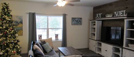 Een televisie, een dvd-speler, tafelvoetbal en een tafeltennistafel