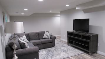 TV, DVD player, pebolim, mesa de pingue-pongue