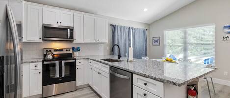 ثلاجة، ميكروويف، فرن، موقد طهي مسطح