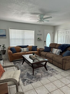 Smart TV - Ellie’s Landing 1 – Chill & Grill Dockside Oasis (Port Charlotte)