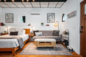 1 bedroom, desk, iron/ironing board, free WiFi - L Studio Close to Downtown Beaches Wineries (Traverse City)