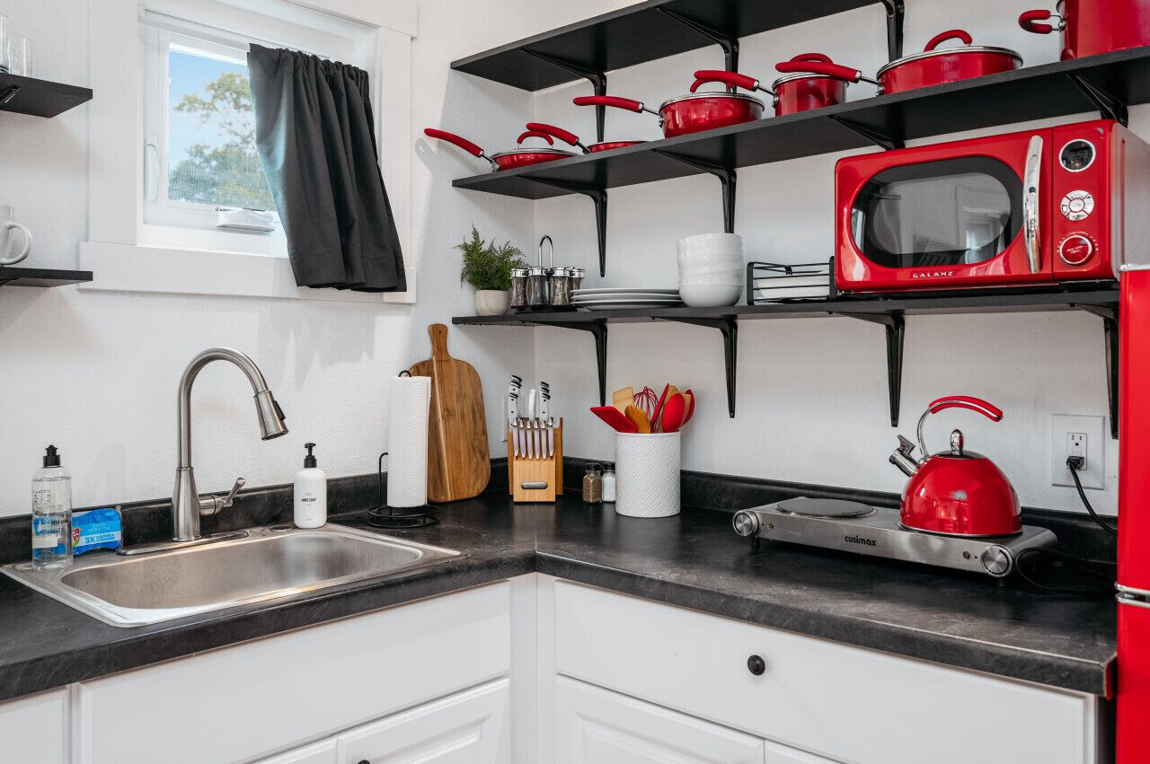 Jääkaappi, mikroaaltouuni, kahvin-/teenkeitin, leivänpaahdin