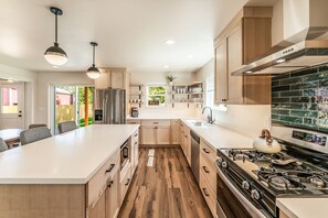 ثلاجة، ميكروويف، فرن، موقد طهي مسطح