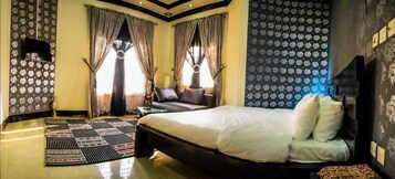 Habitación Deluxe doble | Tabla de planchar con plancha, wifi gratis, ropa de cama