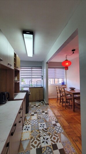 Ofen, Wasserkocher mit Kaffee-/Teezubehör, Wasserkocher, Kaffeemühle