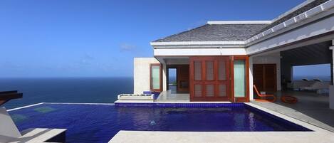 Alberca al aire libre y alberca climatizada