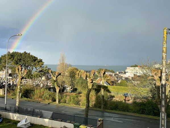 A street with a rainbow, trees, and a view of the sea. - Beachfront villa, 300 m from the beach and the city center, wheelchair accessible (Terminal 32A), with all the amenities (Saint-Quay-Portrieux)