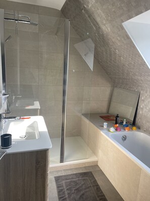 Combined shower/bathtub