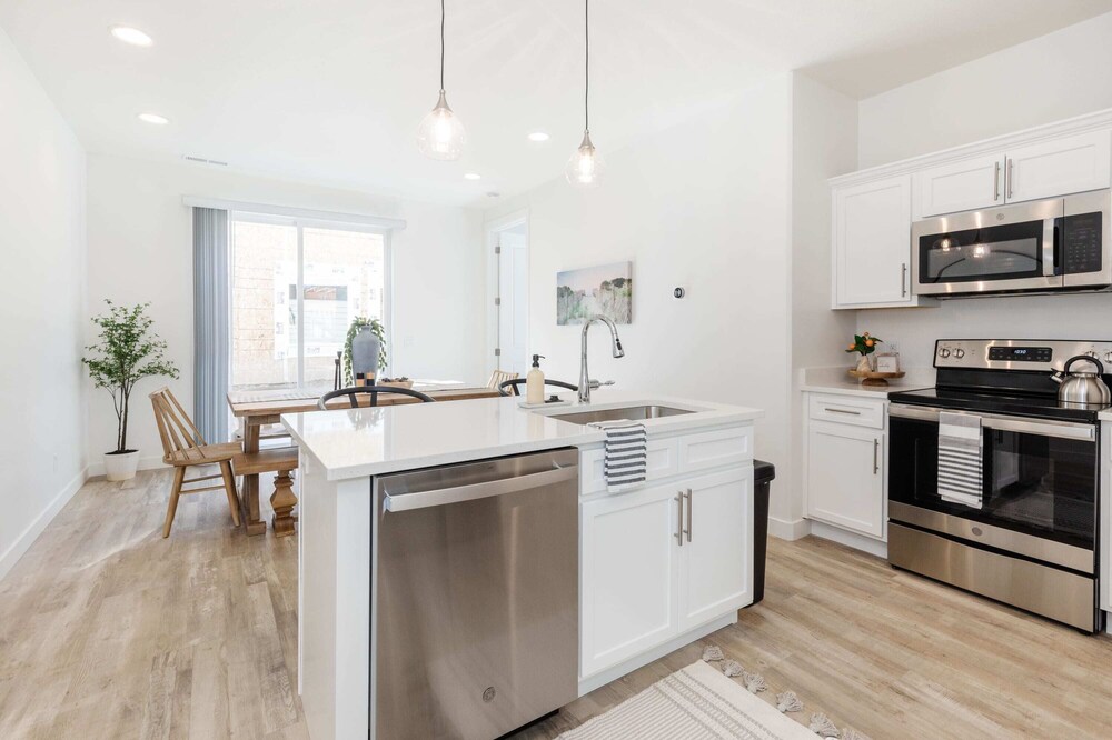 New Designer Townhome w/ Trailer Parking & Games