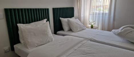 3 Schlafzimmer, Schreibtisch, Bügeleisen/Bügelbrett, Reisekinderbett