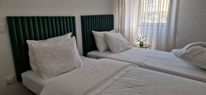 3 Schlafzimmer, Schreibtisch, Bügeleisen/Bügelbrett, Reisekinderbett