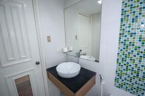 Bidet, shampoo