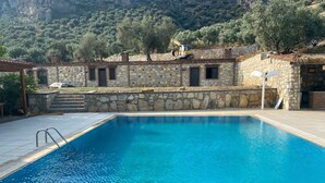 Seasonal outdoor pool, free cabanas, sun loungers - Deniz Butik Otel (Selçuk)