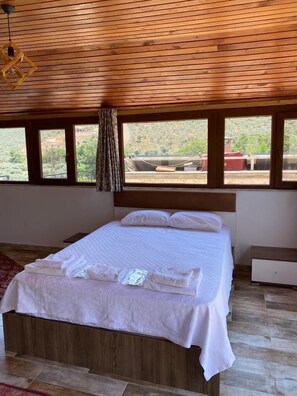 Chambre Double Deluxe, 1 lit double, vue montagne, côté montagne | Décoration personnalisée, ameublement personnalisé, bureau