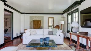 Suite, varias camas (The Mainstay - Entire Bed & Breakfast) | Sala de estar