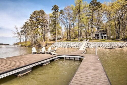 Stylish 3BR Lakefront Home on Kerr Lake