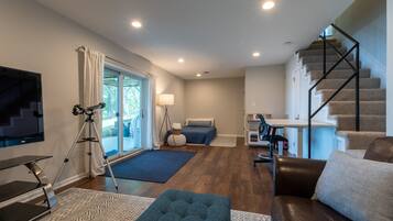 3 bedrooms, desk, iron/ironing board, travel cot