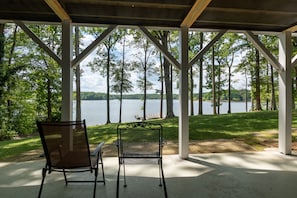 Terrace/patio - Stylish 3BR Lakefront Home on Kerr Lake (Henderson)