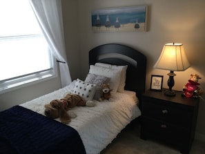 4 bedrooms, desk, iron/ironing board, free WiFi - Beautiful North End Executive Retreat (Sarnia)