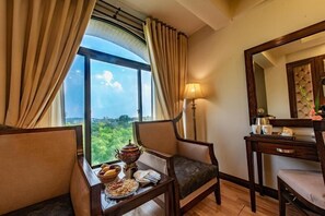 行政客房, 1 张特大床, 无烟房, 山景 | 高档床上用品、办公桌、笔记本电脑工作区、隔音