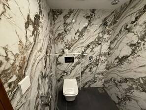 Habitación estándar | Baño | Regadera, regadera tipo lluvia, amenidades de baño gratuitas 